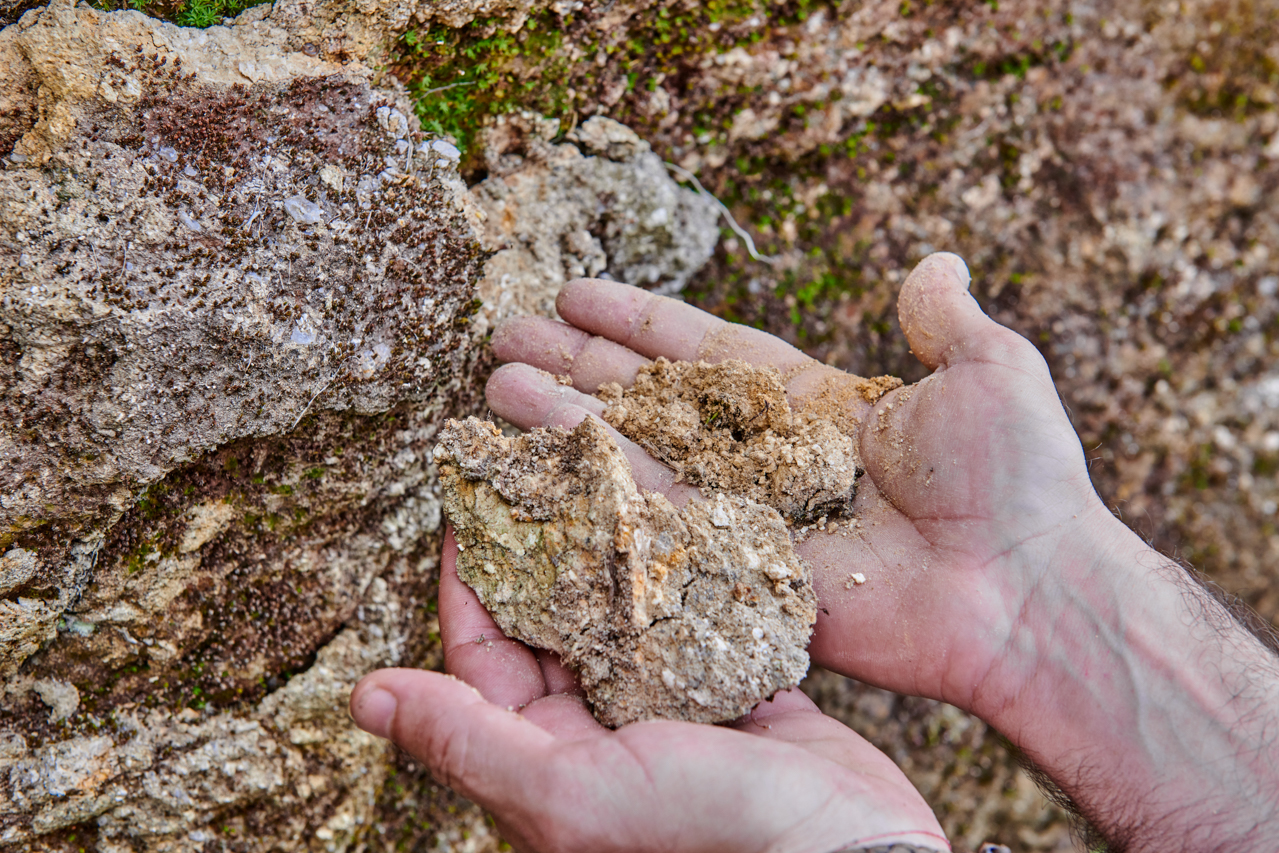 The soft granite bedrock at the foot of Los Bancales